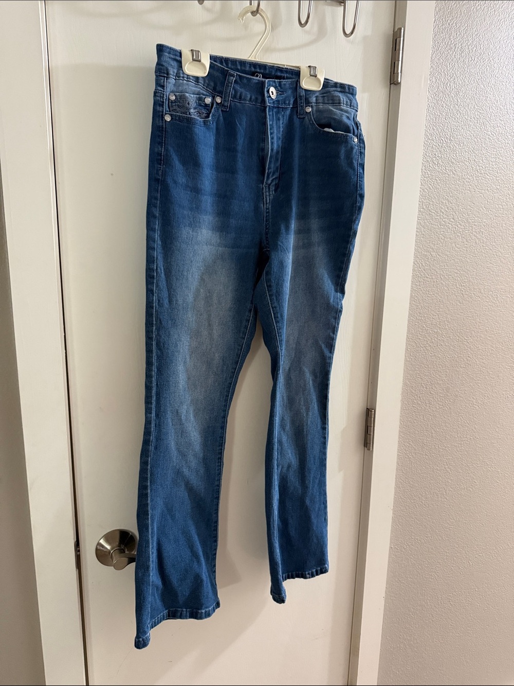 Straight Leg Women's Jeans in Mid Blue Wash